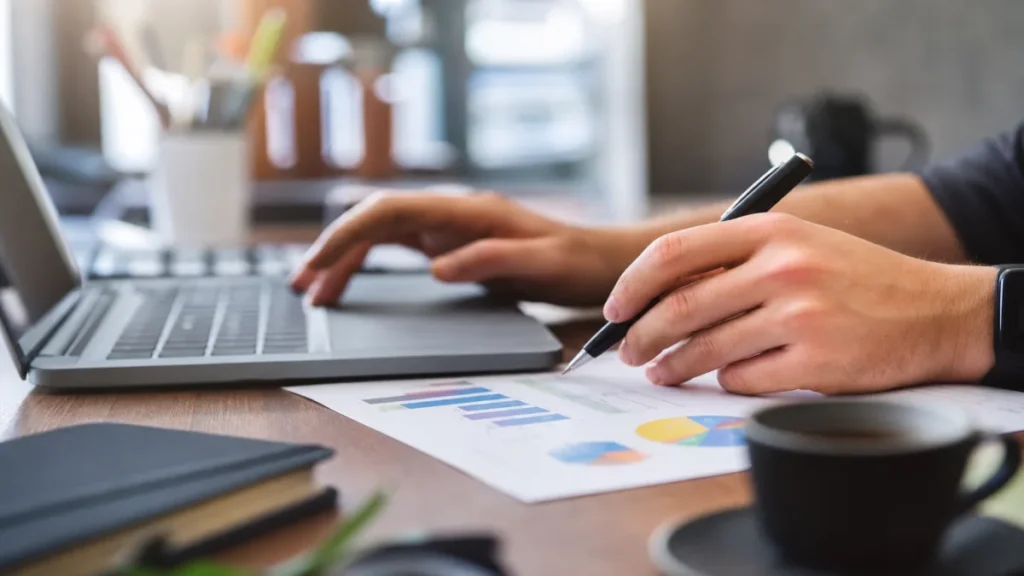Profissionais brasileiros discutindo estratégias de engajamento orgânico ou pago em um ambiente de trabalho. em ambiente de trabalho