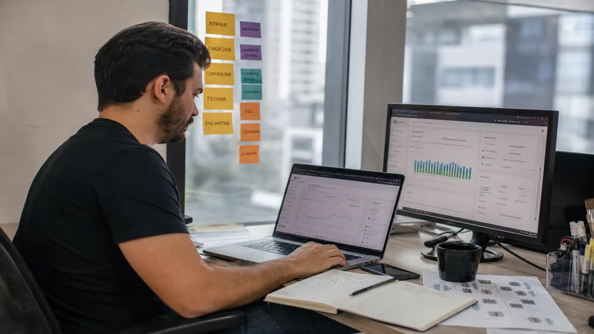 anúncios para negócios: Gestor ajustando anúncios em painel de campanhas B2B, com métricas de leads em notebook .